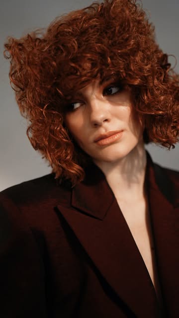 Keskin hatlar, güçlü duruş ve modern bir dokunuş… ✨
Bob kesimin karakterini sahneye taşıdık. ????

#emreayaksiz #hairartist #bobhaircut
