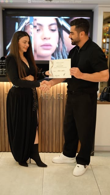 Adana’dan gelen değerli meslektaşımız ile bir gün ✨

#hairmasterclass #emreayaksiz #behindthechair