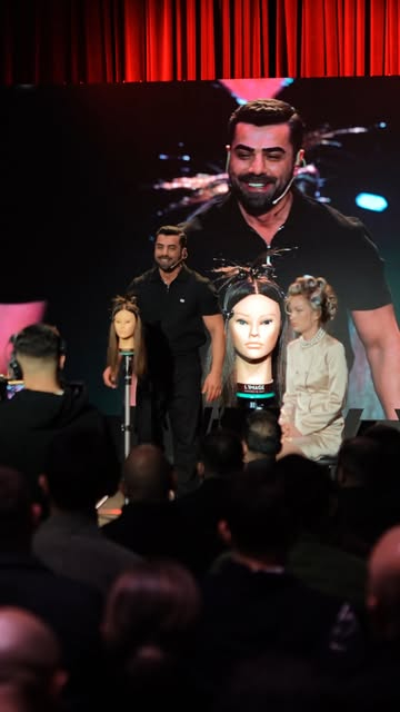 Polychrome sahnesinde güçlü bir eğitim.

Emre Ayaksız, saç sanatındaki tekniklerini ve vizyonunu yüzlerce profesyonelle paylaştı. ✂️

#polychrome #emreayaksiz #schwarzkopf