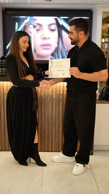 Adana’dan gelen değerli meslektaşımız ile bir gün ✨

#hairmasterclass #emreayaksiz #behindthechair