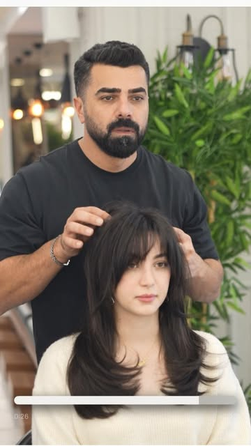 Yüz hatlarını yumuşatan, her stile uyum sağlayan bu kesim;
Emre Ayaksız dokunuşuyla yeniden yorumlandı. ????‍♀️

Hafif katlar, ipeksi dokular ve profesyonel kesimle
doğal güzelliğini öne çıkar!

#emreayaksiz #curtainbangs #hairtransformatıon